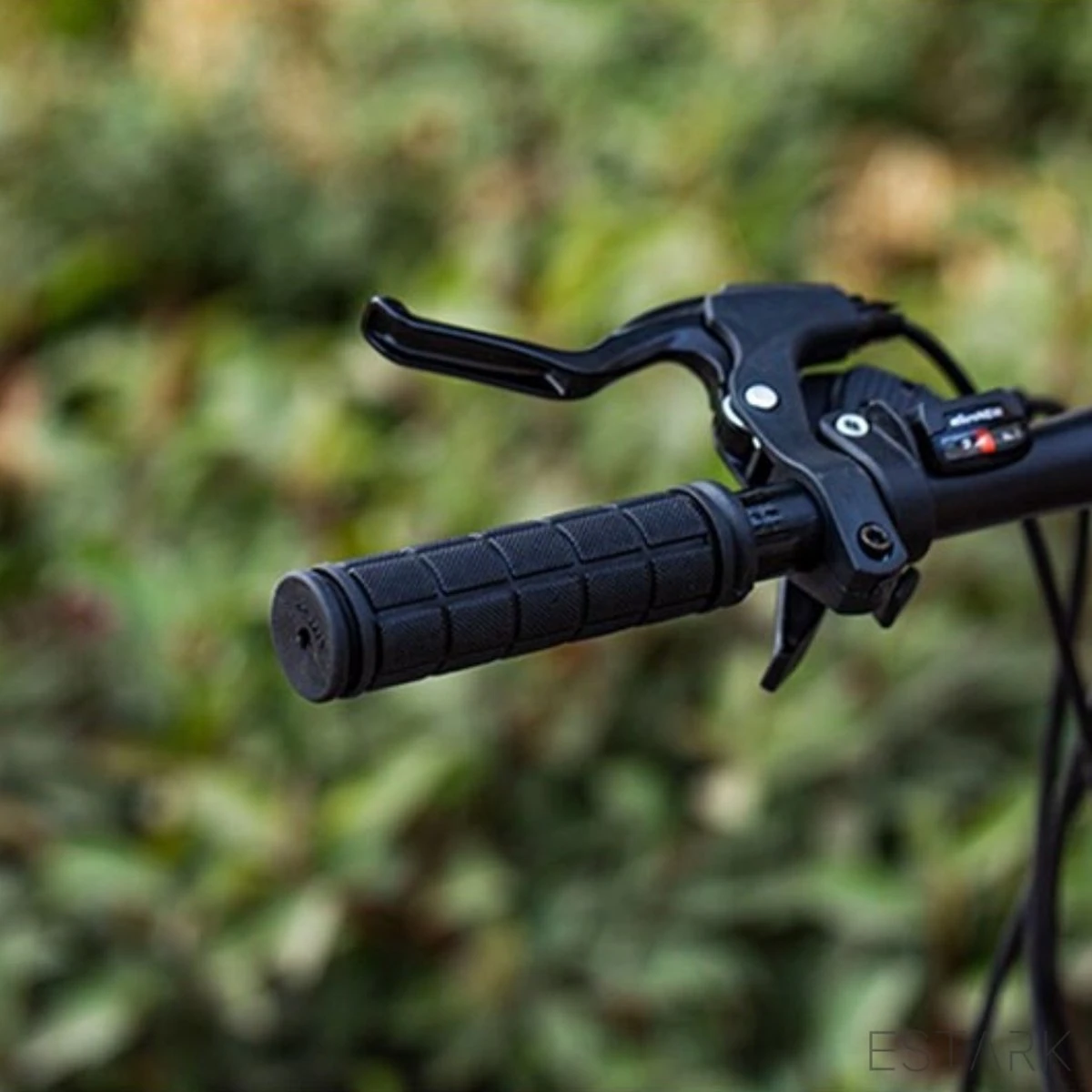 Merkloos ESTARK® - Fietshandvatten - Handvatten - Universeel - Fiets – Mountainbike – Professioneel - Grips - Extra Grip – Fietshandvaten -Handvaten - Handig Te Monteren - Anti-slip – Fietsen – Stuur – Bikegrips – Stevig - Rubber Zwart - (R-zwa) - Image 3