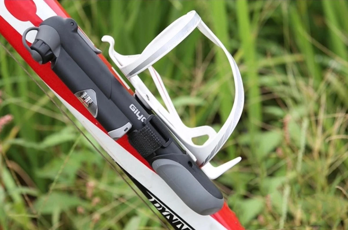 Giyo - Mini Fietspomp - Compact Achter Bidonhouder - Zwart - MTB - Race Fiets - Mountainbike - Hollands Ventiel - Frans Ventiel - Autoventiel - Image 2