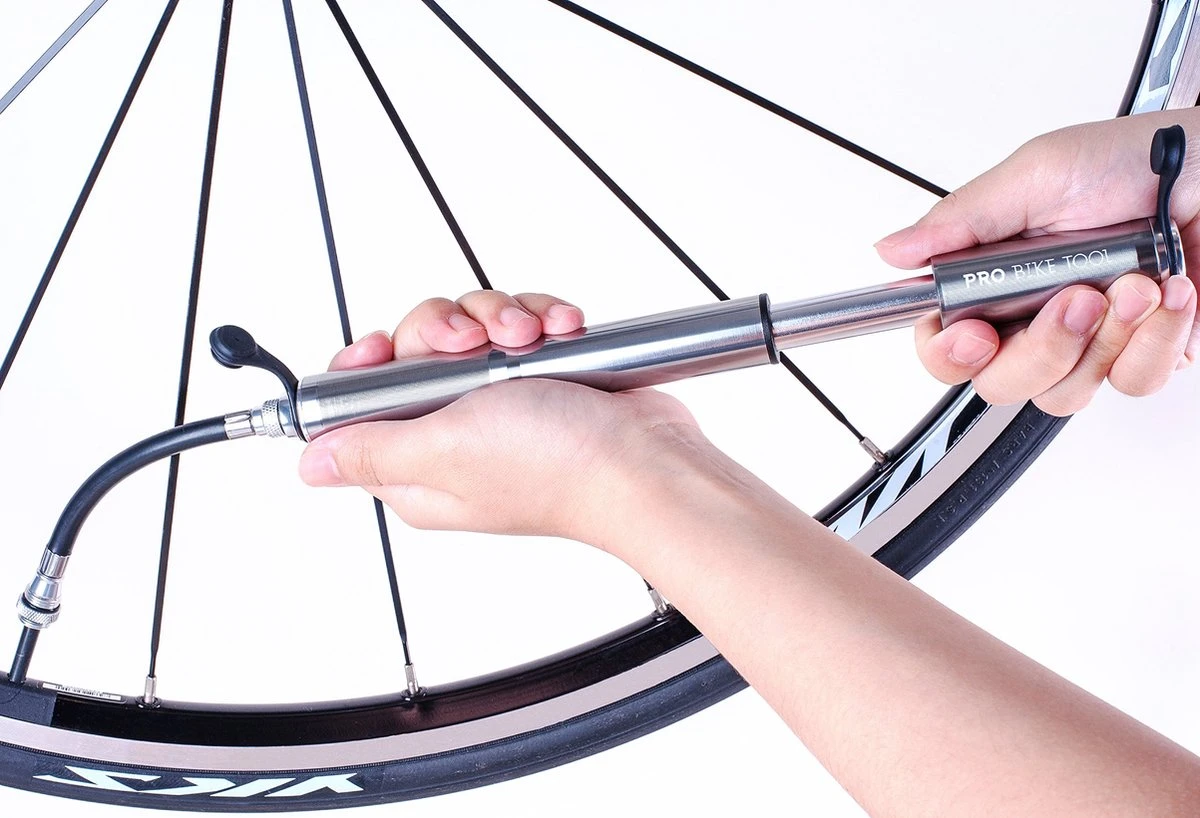 PRO BIKE TOOL Mini Luchtpomp Fiets, Fietspomp Voor Alle Ventielen (Presta & Schrader), Hoge Druk Tot 6,9 Bar / 100 PSI, Betrouwbare, Compacte & Lichtgewicht Framepomp, Pomp Voor Racefiets & Mountainbike. - Image 5